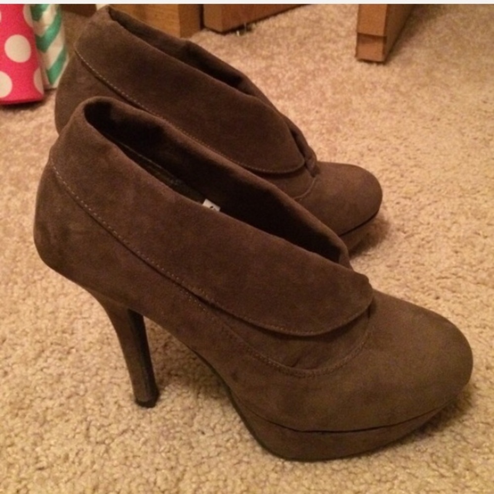 *SOLD* Suede light brown ankle boots